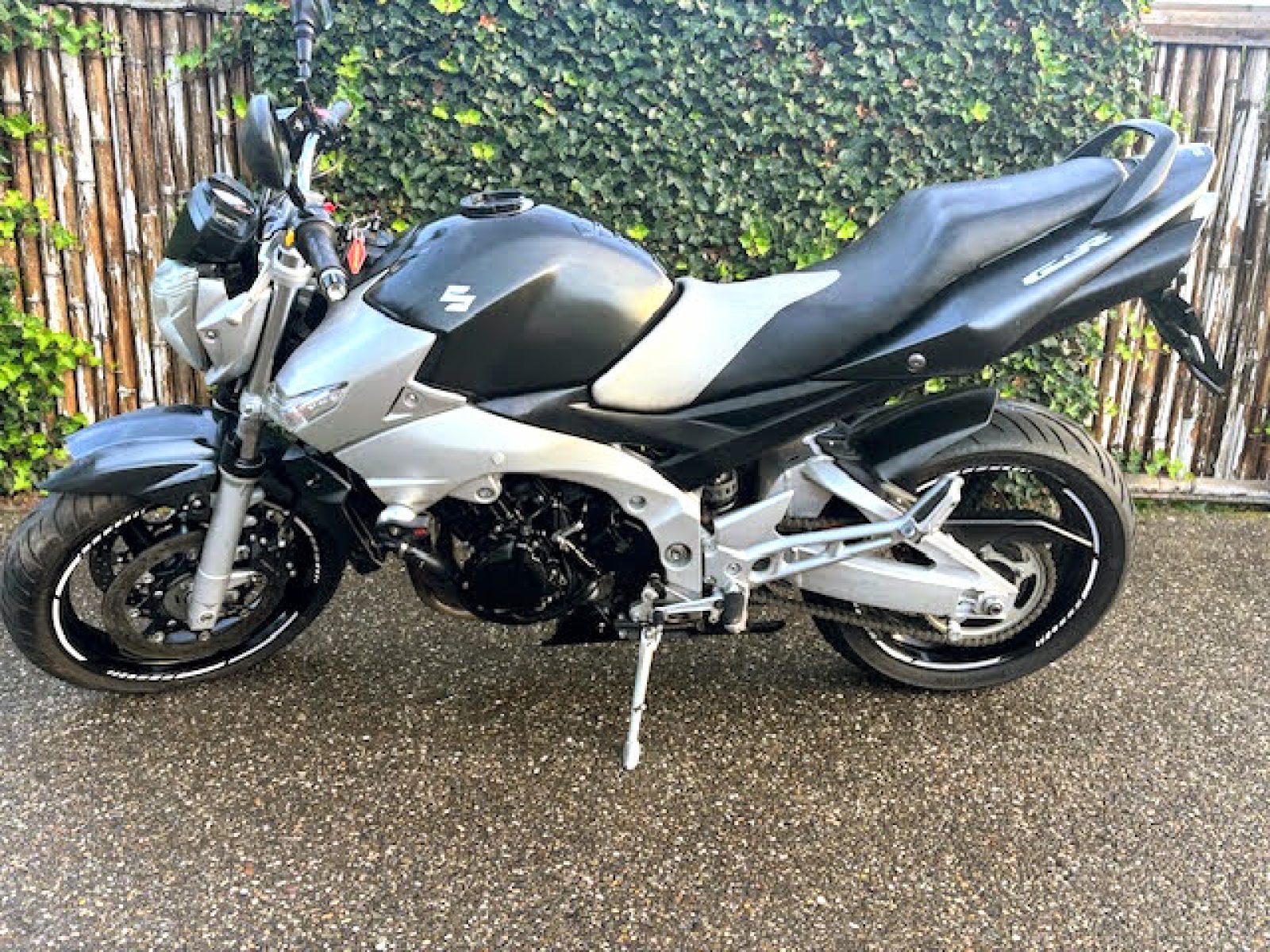 SUZUKI GSR600 (2009)